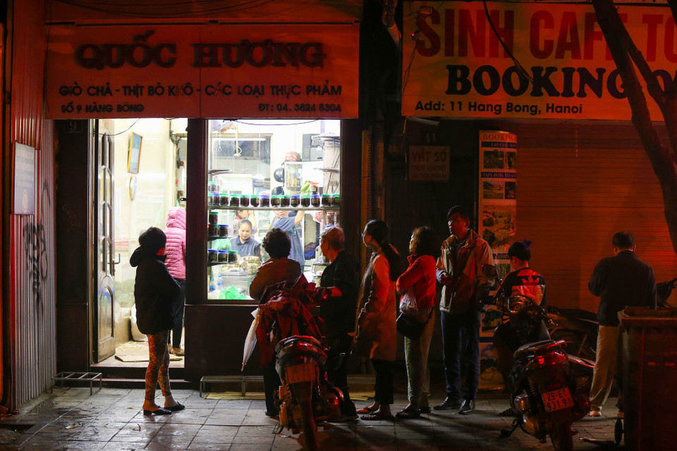 Là một trong những cửa hàng nổi tiếng với nhiều đời làm giò chả, bánh chưng của Hà Nội, cứ mỗi dịp Tết đến là cửa hàng Quốc Hương ở Hàng Bông (quận Hoàn Kiếm) lại đông nghịt khách. (Ảnh: Minh Sơn/Vietnam+)