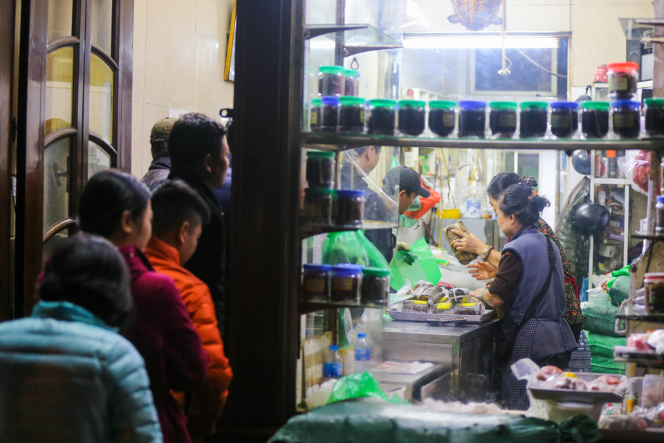 Đây là cửa hàng bán giò chả, bánh chưng có hương vị cổ truyền đặc trưng nên rất được người Hà Nội ưa chuộng. (Ảnh: Minh Sơn/Vietnam+)