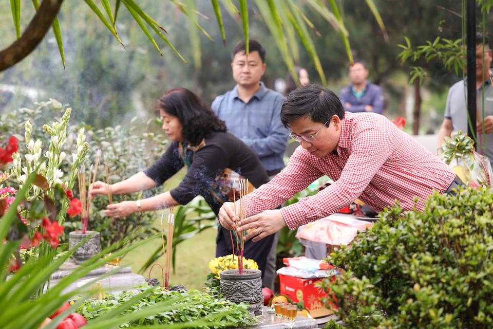 Ngày tảo mộ không chỉ là lễ nghi mà còn là ngày gia đình tụ họp, con cháu tề tựu đông đủ. (Ảnh: Quỳnh Anh/Vietnam+)