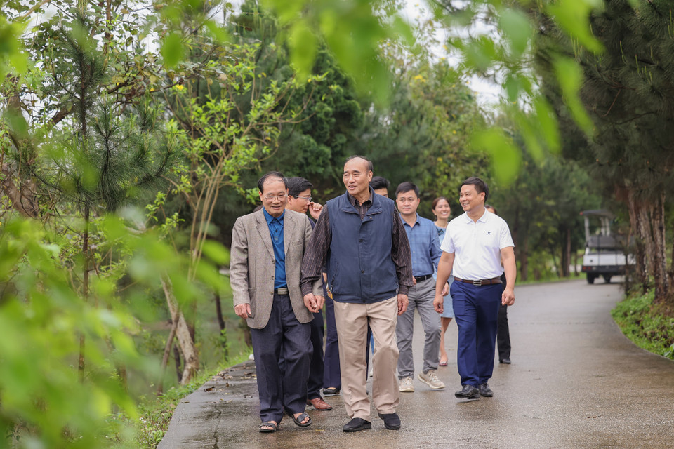 Là anh trưởng trong đại gia đình, ông Thìn luôn đau đáu mong muốn đưa các cụ về nơi mà con cháu thuận lợi nhất để chăm sóc mộ phần. Chính vì vậy ông đã chọn Phú Thọ vì đây là nơi quê cha đất tổ. (Ảnh: Quỳnh Anh/Vietnam+)