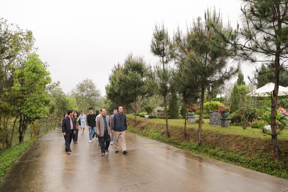 'Những ngày này không chỉ dừng lại ở lễ nghi nhớ về tổ tiên mà còn là ngày tề tựu con cháu, gặp gỡ thêm tình thân, nhắc nhở giáo dục thế hệ trẻ,' ông Thìn chia sẻ. (Ảnh: Quỳnh Anh/Vietnam+)