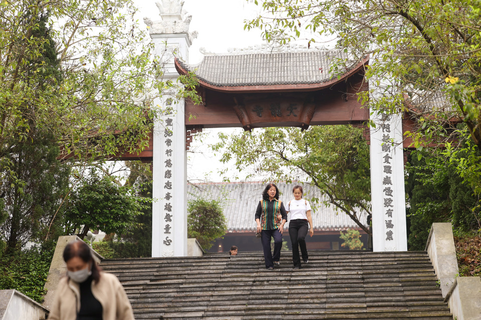 Đại diện Công viên Tưởng niệm Thiên Đức cho biết dịp Tết Thanh Minh này trung bình mỗi tuần đón khoảng 3 ngàn lượt người đến thăm viếng người thân đặc biệt là cuối tuần. (Ảnh: Quỳnh Anh/Vietnam+)