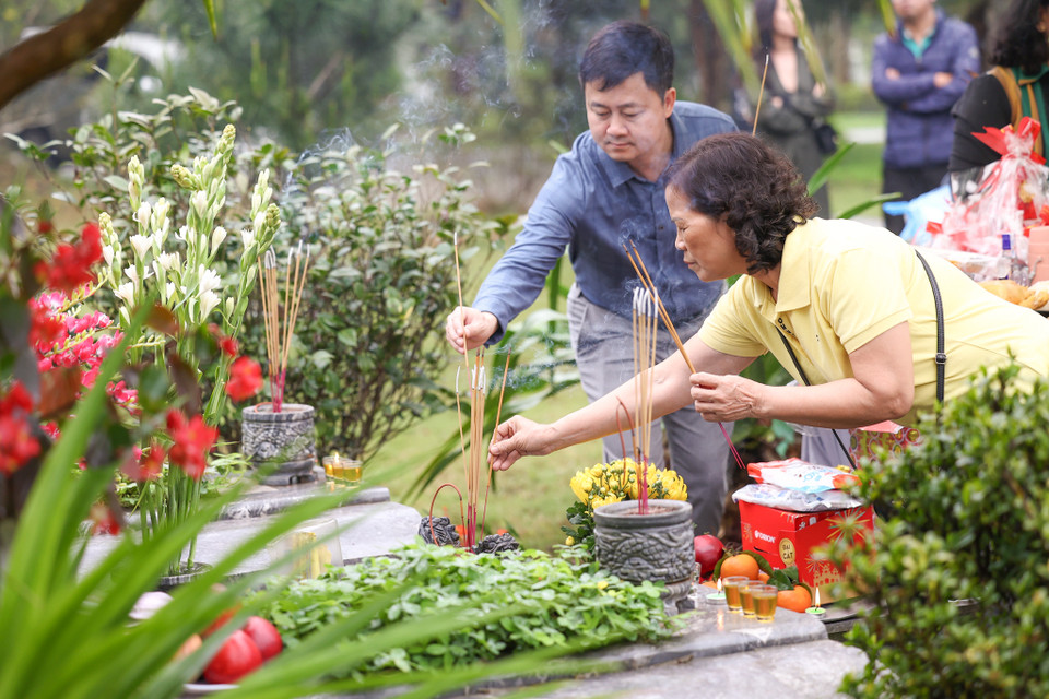 Vào dịp này, tùy theo phong tục truyền thống của từng địa phương, mỗi nơi sẽ có một cách cúng lễ và sum họp khác nhau. Nhưng thường là các gia đình sẽ tụ tập, họp mặt để cùng nhau tảo mộ và tiến hành thăm viếng, dọn dẹp mộ phần cho ông bà tổ tiên. (Ảnh: Quỳnh Anh/Vietnam+)