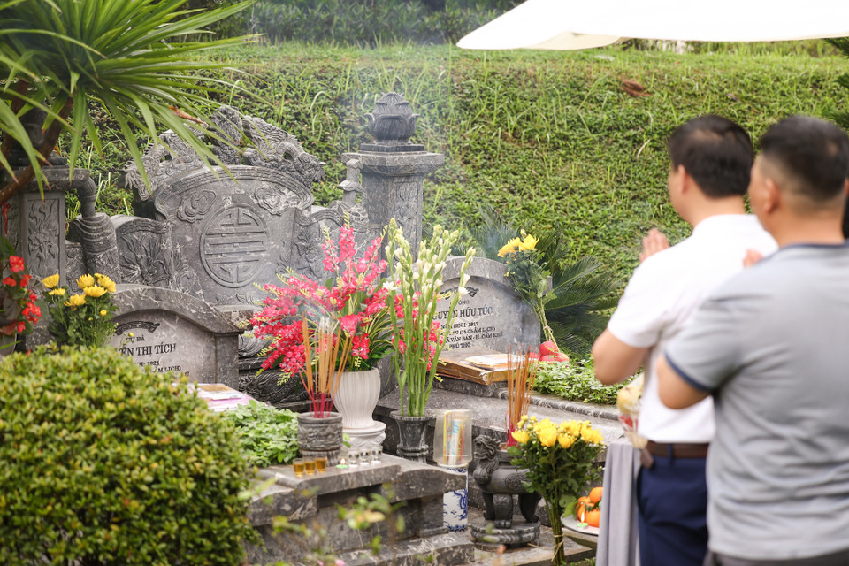 Ngày tảo mộ diễn ra trong không khí hết sức vui vẻ, vì trong tâm thức mỗi người đây là dịp để anh em gia đình gặp gỡ hàn huyên không chỉ để hoàn thành nghĩa vụ. (Ảnh: Quỳnh Anh/Vietnam+)