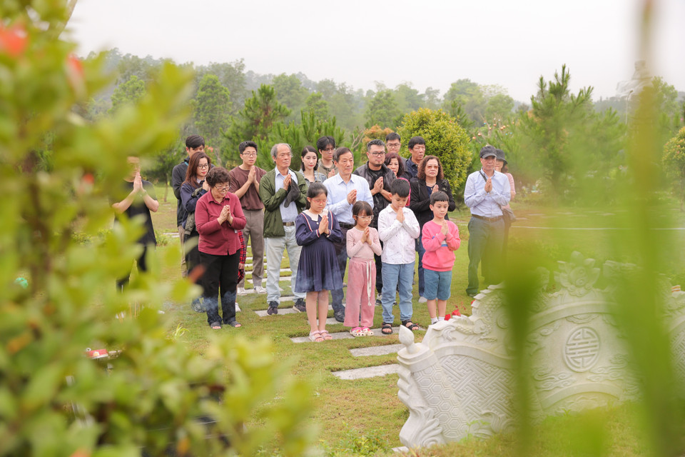 Đối với mọi người Việt thì Tết Thanh minh là lúc mà con cháu hướng về cội nguồn, dân tộc. Dù những ai đi làm ăn xa xôi thì vào ngày này cũng dành chút ít thời gian để trở về quê hương, về với gia đình để cùng nhau đi tảo mộ cho tổ tiên, sau đó sum họp bên mâm cơm cùng gia đình. (Ảnh: Quỳnh Anh/Vietnam+)