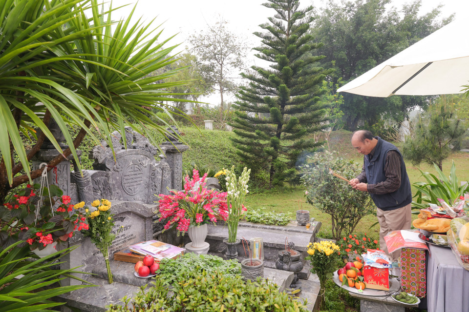 Những gia đình sống xa quê không có điều kiện về đúng Tết Thanh minh thì có thể thu xếp về tảo mộ vào bất cứ ngày nào. (Ảnh: Quỳnh Anh/Vietnam+)