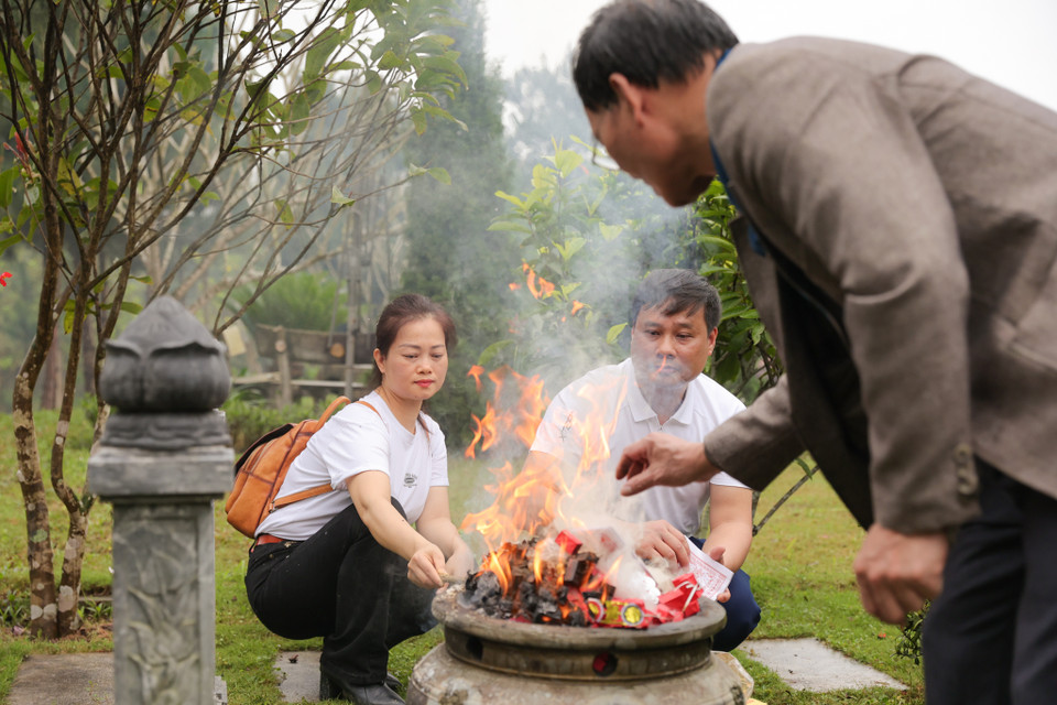 Sau khi thắp hương xong, gia đình sẽ hóa vàng và thụ lộc. (Ảnh: Quỳnh Anh/Vietnam+)