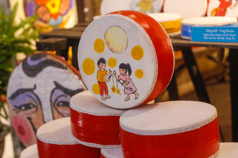 Đặc biệt, tại đây được sắp đặt những chiếc trống hội đủ kích thước, màu sắc gợi nhớ không gian hội hè, lễ tết quen thuộc ở mỗi làng quê Việt Nam. (Ảnh: Vietnam+)