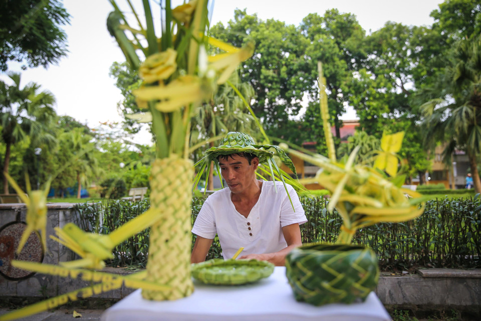 Anh Nguyễn Mạnh Thắng (quê ở Nam Định) cho biết đã gắn bó với nghề đan lá dừa được 13 năm nay. (Ảnh: Vietnam+)