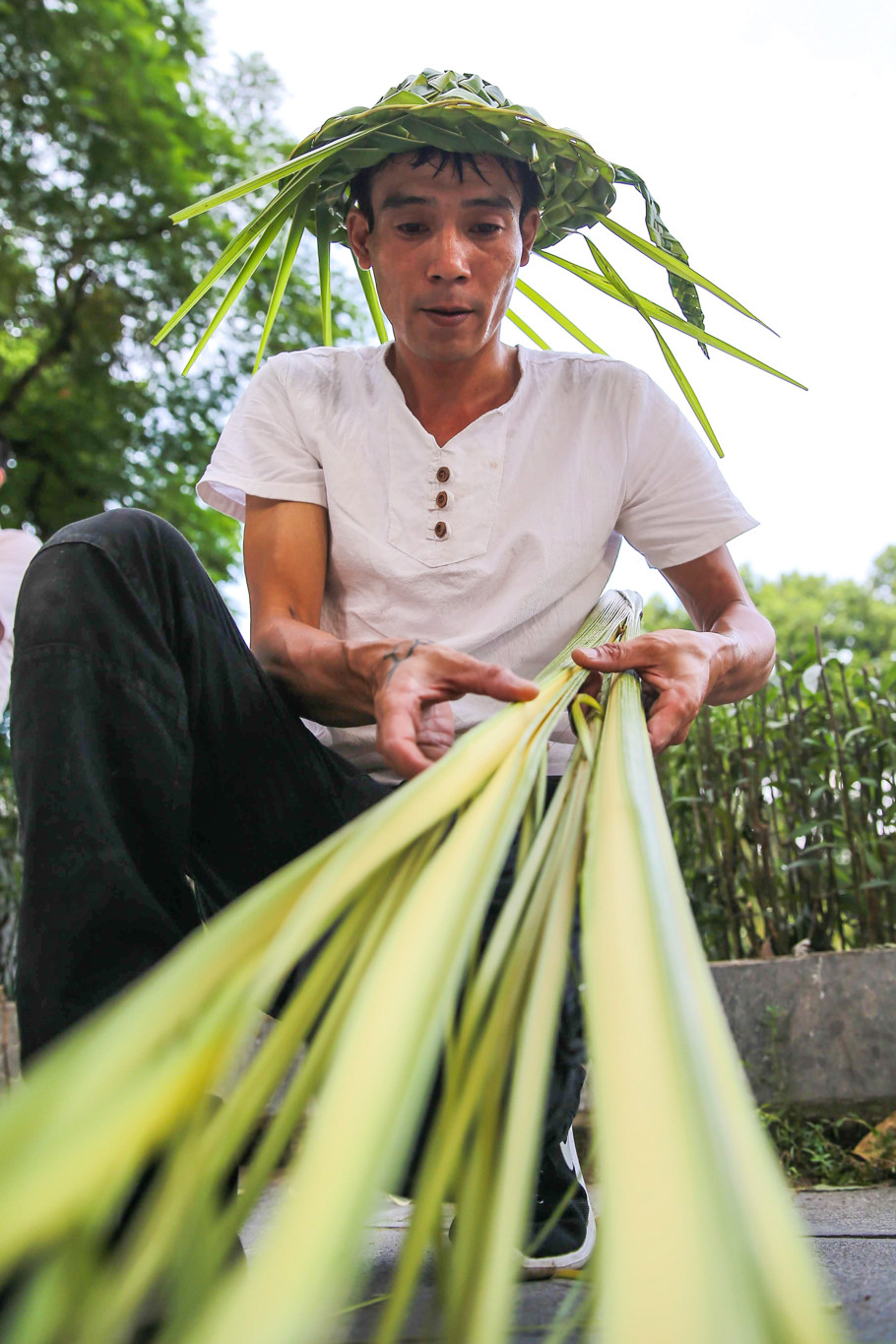 Nhiều sản phẩm mới đầy tính sáng tạo của anh Thắng như giỏ để cắm hoa, hay những bó hoa hồng phù hợp cho các bạn trẻ, mũ, đèn lồng... tất cả đều làm từ nguyên liệu lá dừa. (Ảnh: Vietnam+)