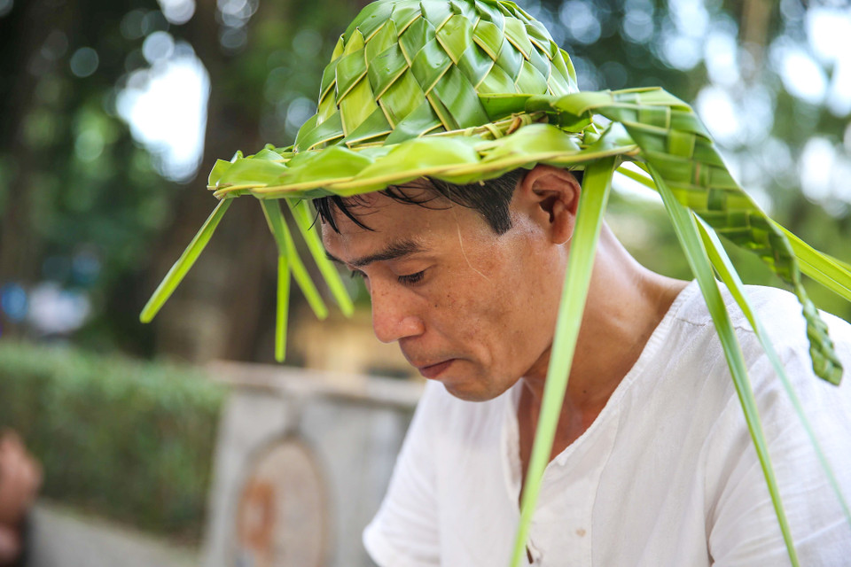Mỗi ngày anh đều mày mò sáng tạo, học thêm để làm những sản phẩm bắt mắt khác nhau đáp ứng thị hiếu khách hàng Thủ đô. (Ảnh: Vietnam+)