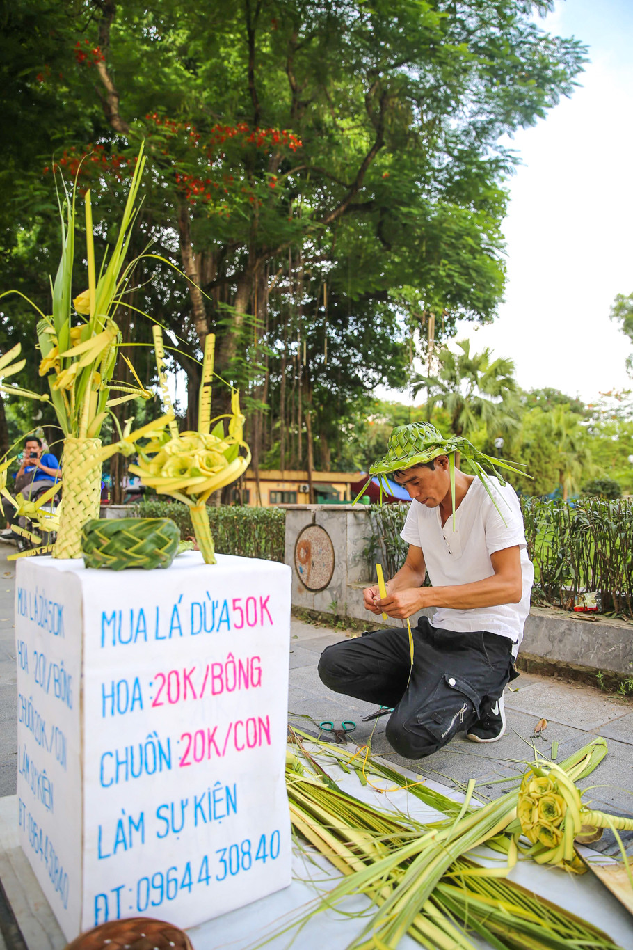 Anh Thắng cho hay, để hoàn thành một con vật mất khoảng vài phút. (Ảnh: Vietnam+)