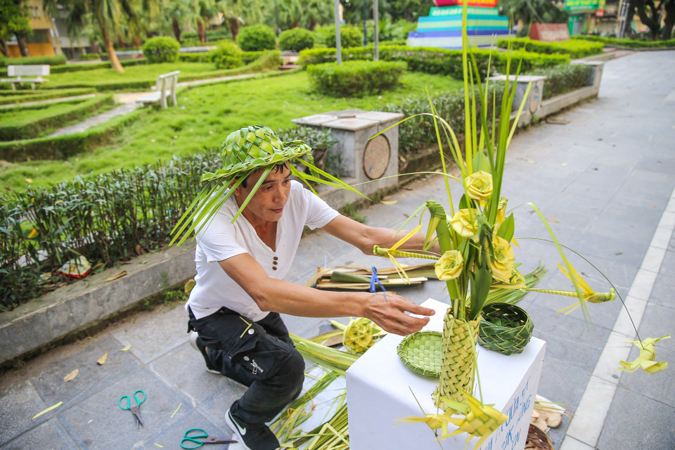 Để làm ra những sản phẩm hoàn hảo, việc tuyển chọn nguyên liệu lá dừa nước rất quan trọng, lá dừa được đặt từ miền Nam để lấy đúng chủng loại lá dừa nước. (Ảnh: Vietnam+)