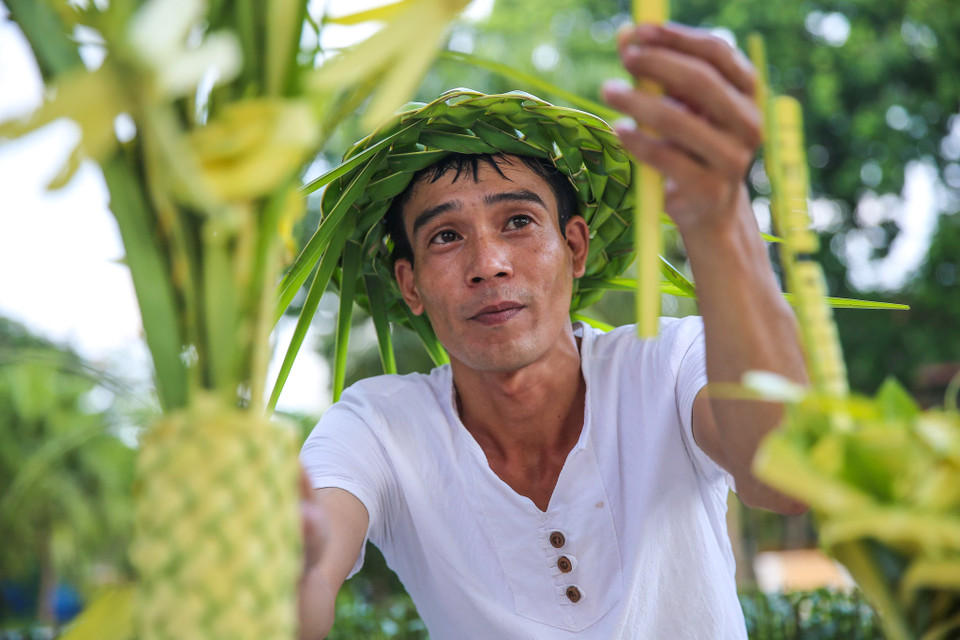 Anh Thắng chia sẻ trung bình mỗi ngày anh bán được 40-50 con vật với hình thù khác nhau, ngày lễ tết thì bán được nhiều hơn nhờ các cửa hàng đặt. (Ảnh: Vietnam+)