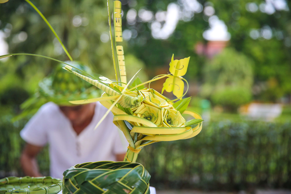 Những chiếc lá dừa tươi qua đôi bàn tay khéo léo của anh Thắng đã thành những tác phẩm đặc sắc. (Ảnh: Vietnam+)