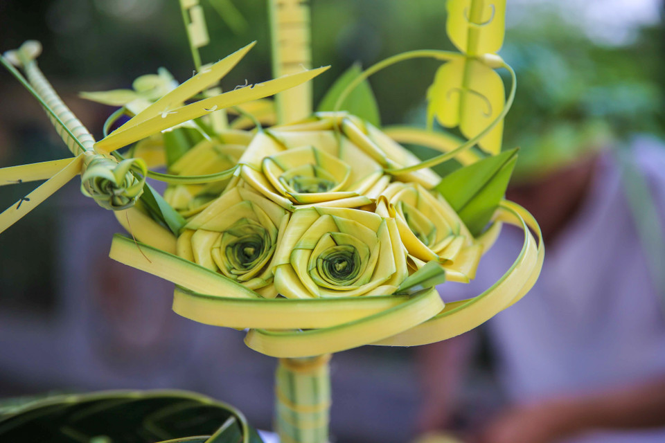 Một bó hồng đặc biệt được kết từ 7 đóa hồng nhỏ, được bán giá 150.000 đồng. Anh Thắng cho biết mỗi sản phẩm có thể để trang trí trong vòng 4-5 ngày nếu chăm sóc tưới nước đúng cách. (Ảnh: Vietnam+)