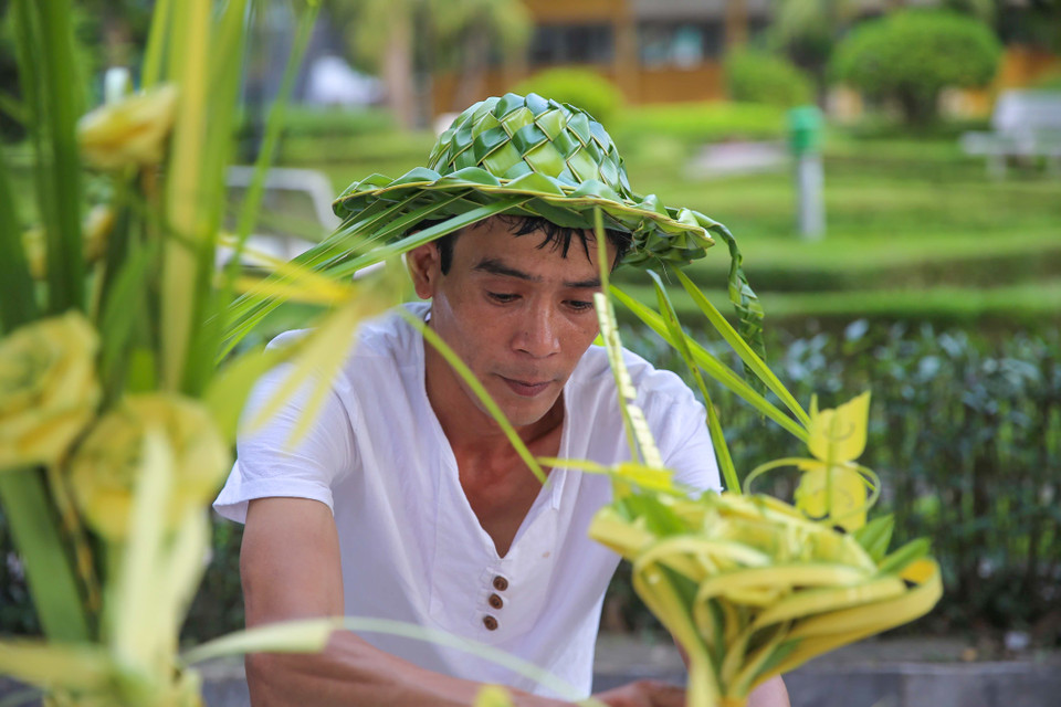 Năm 2006 lúc mới vào nghề anh bán ở dọc đường Thanh Niên và quanh các phố gần hồ Gươm. (Ảnh: Vietnam+)