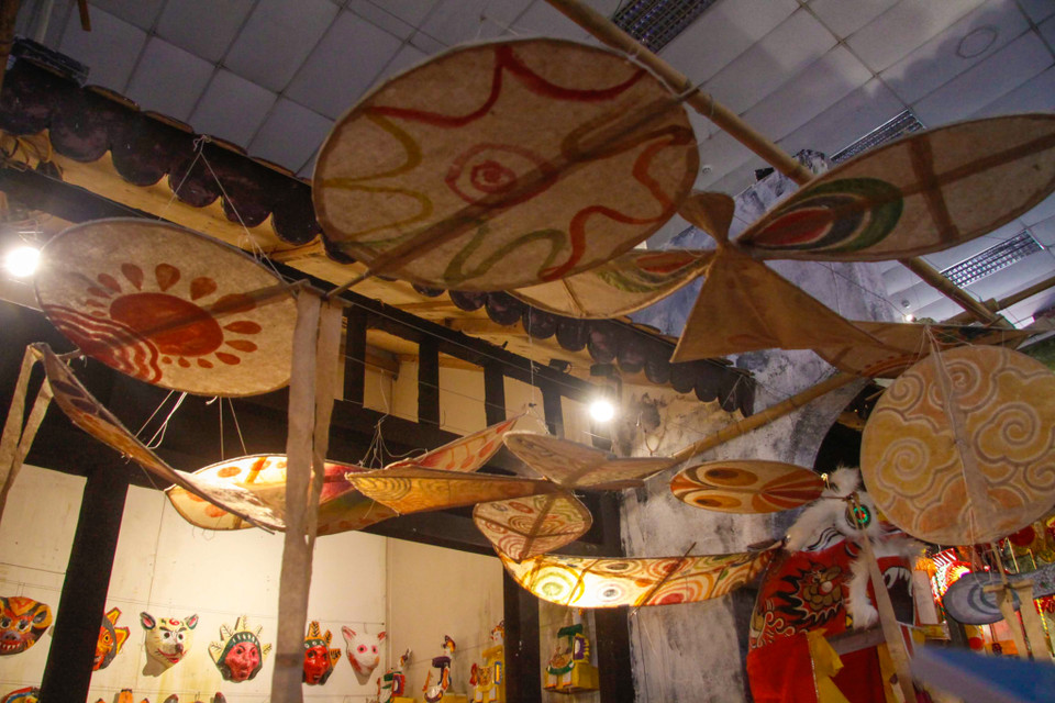 Tại không gian trải nghiệm Tết Trung thu truyền thống, công chúng còn được thưởng thức màn hát trống quân độc đáo, đặc trưng của văn hóa vùng đồng bằng và trung du Bắc Bộ. (Ảnh: Vietnam+)