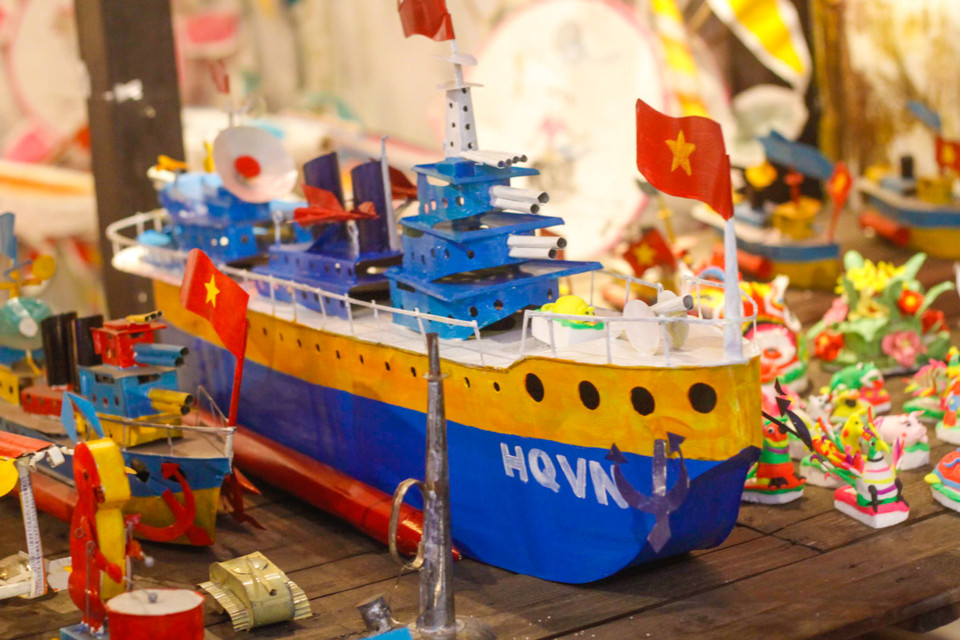 Ban tổ chức cho biết, không gian trưng bày Trung thu truyền thống năm nay có nhiều nét mới với những chiếc trống hội đủ kích thước, màu sắc được trưng bày, sắp đặt, gợi nhớ không gian hội hè, lễ, Tết rất quen thuộc ở làng quê Việt Nam. (Ảnh: Vietnam+)