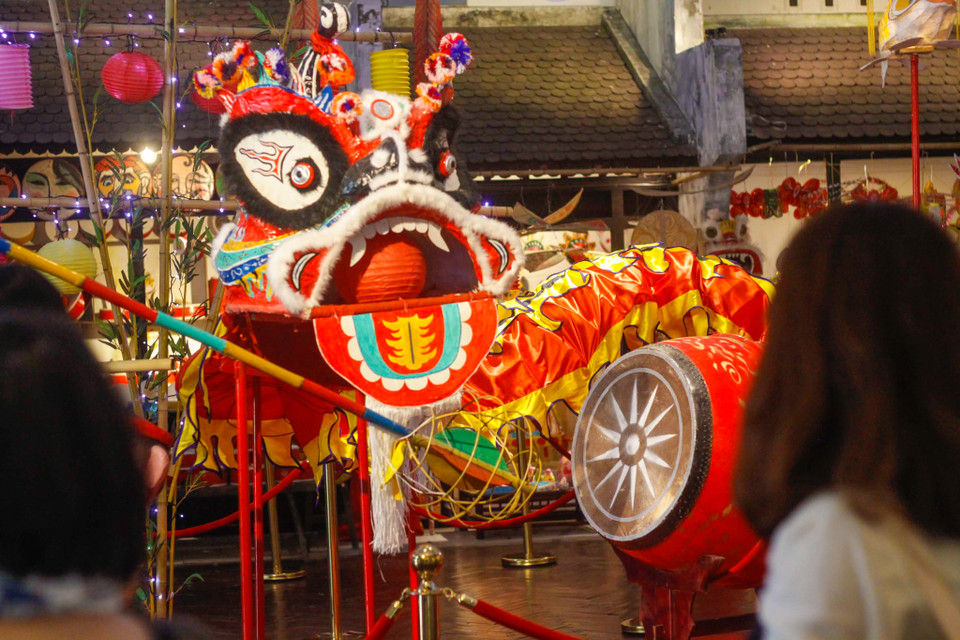 Các em được xem biểu diễn múa sư tử, hát trống quân, trải nghiệm làm bánh Trung thu, tô vẽ mặt nạ giấy bồi, làm diều, tô tượng, tô tranh, nặn tò he và tham gia các trò chơi dân gian như kéo co, nhảy bao bố, bập bênh, đi cầu tre, leo núi tam giác…(Ảnh: Vietnam+)