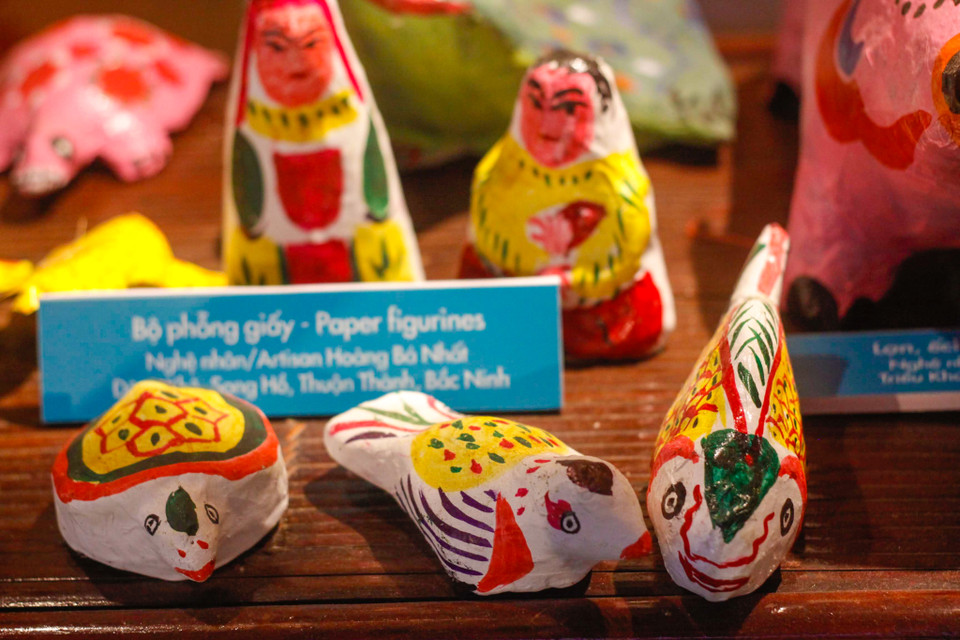 Ngoài ra, công chúng còn được chiêm ngưỡng mô hình những chiếc đèn kéo quân bằng sắt hay bằng sành độc đáo và lạ mắt. (Ảnh: Vietnam+)