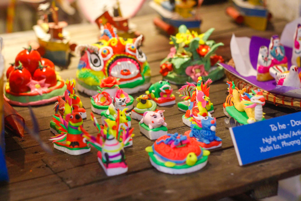 Không gian trò chơi dân gian cũng mang đến cảm giác thú vị khi đưa người xem trở về thế giới tuổi thơ cùng mặt nạ giấy bồi, đèn kéo quân truyền thống, đèn ông sao, đèn con thỏ, con giống bột… (Ảnh: Vietnam+)
