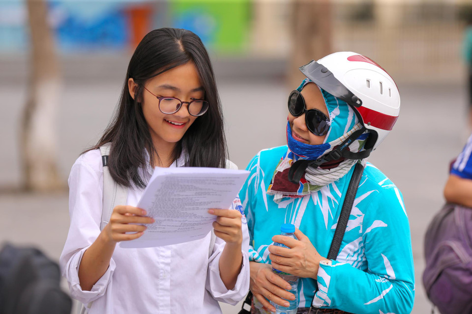 Số môn thi vì thế cũng tăng lên, thay vì chỉ thi hai môn Toán và Ngữ văn, học sinh phải thi thêm Ngoại ngữ và Lịch sử. (Ảnh: Minh Sơn/Vietnam+)