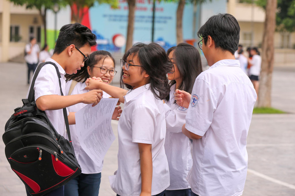 Một số thí sinh nhảy lên vui sướng khi so kết quả cùng các bạn mình. (Ảnh: Minh Sơn/Vietnam+)