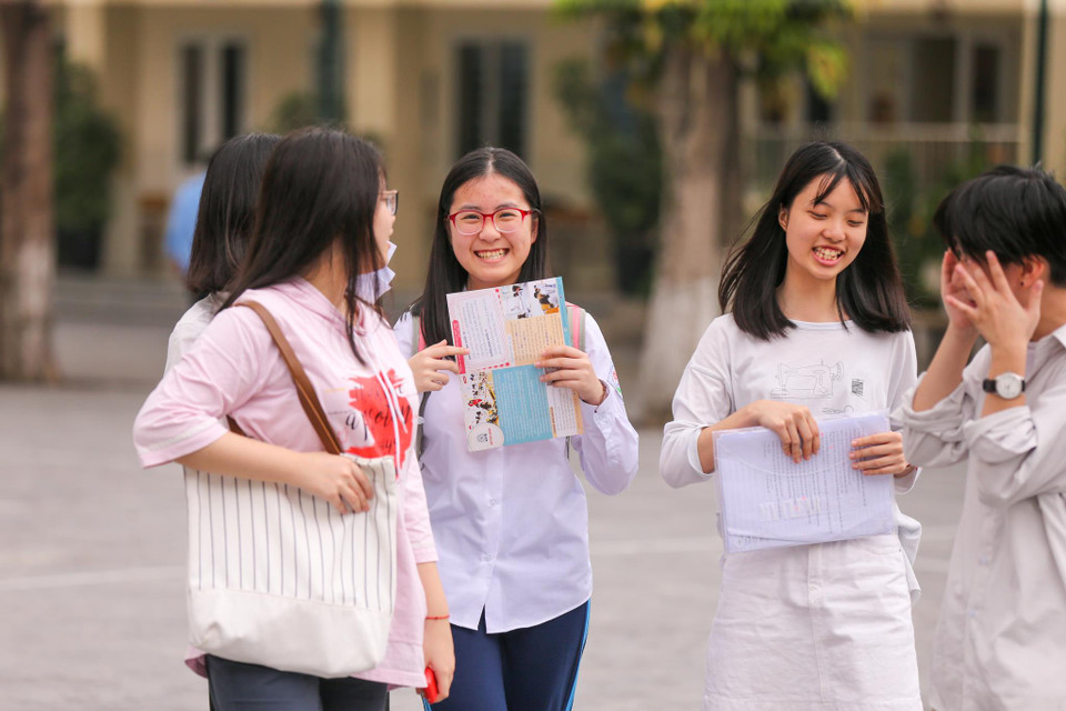 Các thí sinh đều tỏ ra vui mừng khi cho biết đề Sử và Tiếng Anh năm nay rất dễ, chỉ mất 2/3 thời gian các em đã làm xong. (Ảnh: Minh Sơn/Vietnam+)