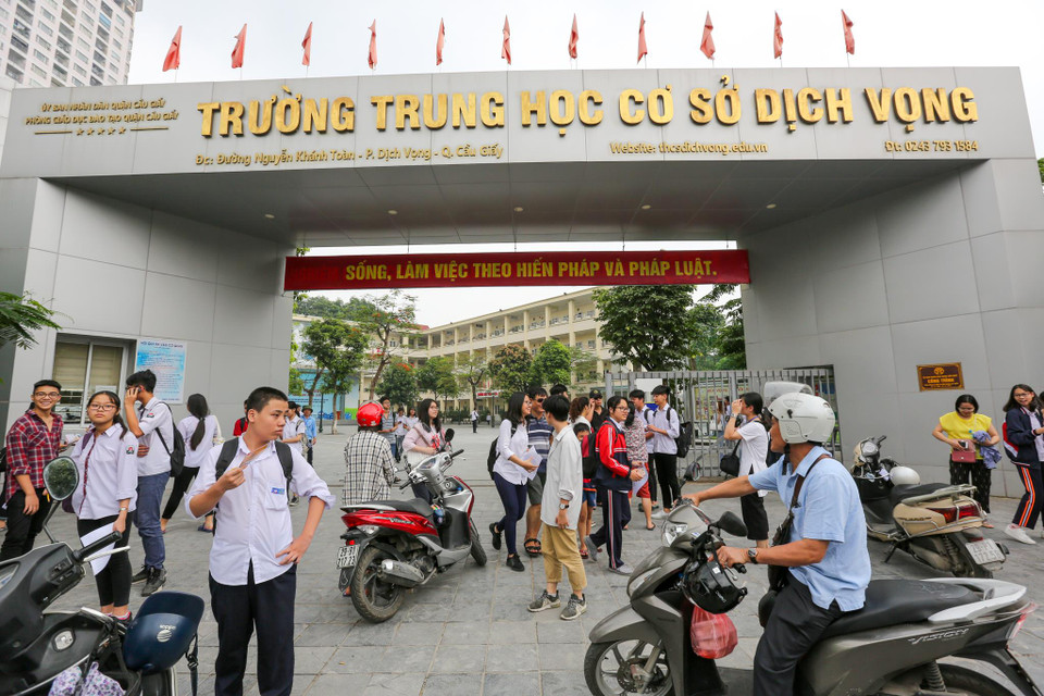 Sáng 3/6, học sinh Hà Nội tiếp tục tham dự kỳ thi vào lớp 10 công lập với phần làm bài thi môn Ngoại ngữ và Lịch sử trong thời gian 60 phút mỗi môn. (Ảnh: Minh Sơn/Vietnam+)