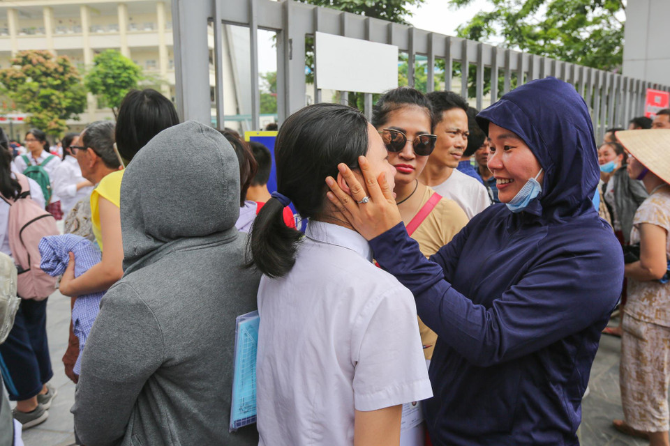 Các phụ huynh cũng tỏ ra vui mừng khi con em mình thông báo quá trình 'vượt vũ môn' hết sức thuận lợi. (Ảnh: Minh Sơn/Vietnam+)