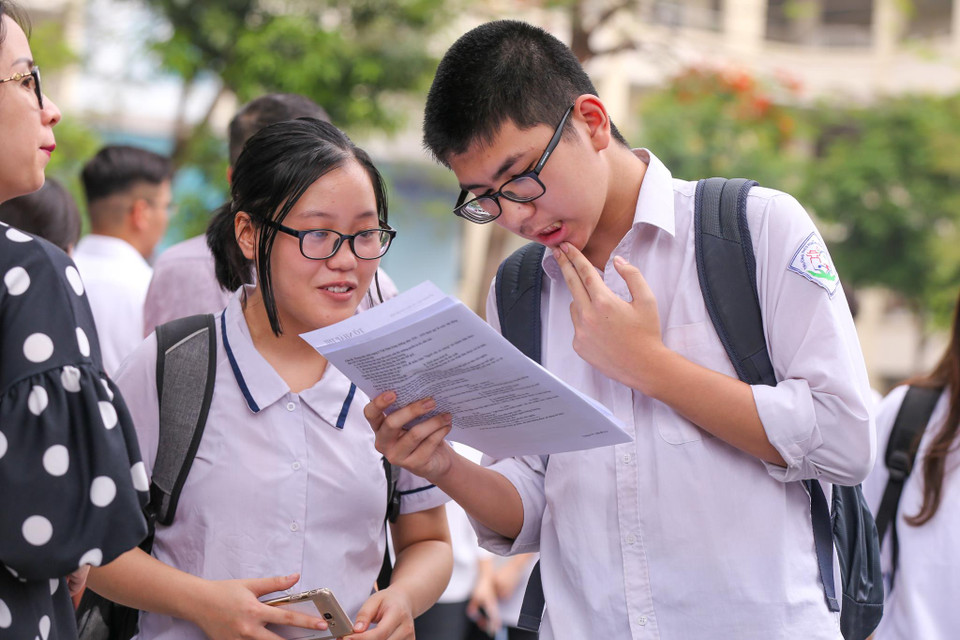 Em Nguyễn Thùy Linh, một thí sinh khác cho biết đề tiếng Anh năm khoảng 32 câu trắc nghiệm, còn lại là tự luận, chỉ mất khoảng 45 phút em đã làm xong hết. (Ảnh: Minh Sơn/Vietnam+)