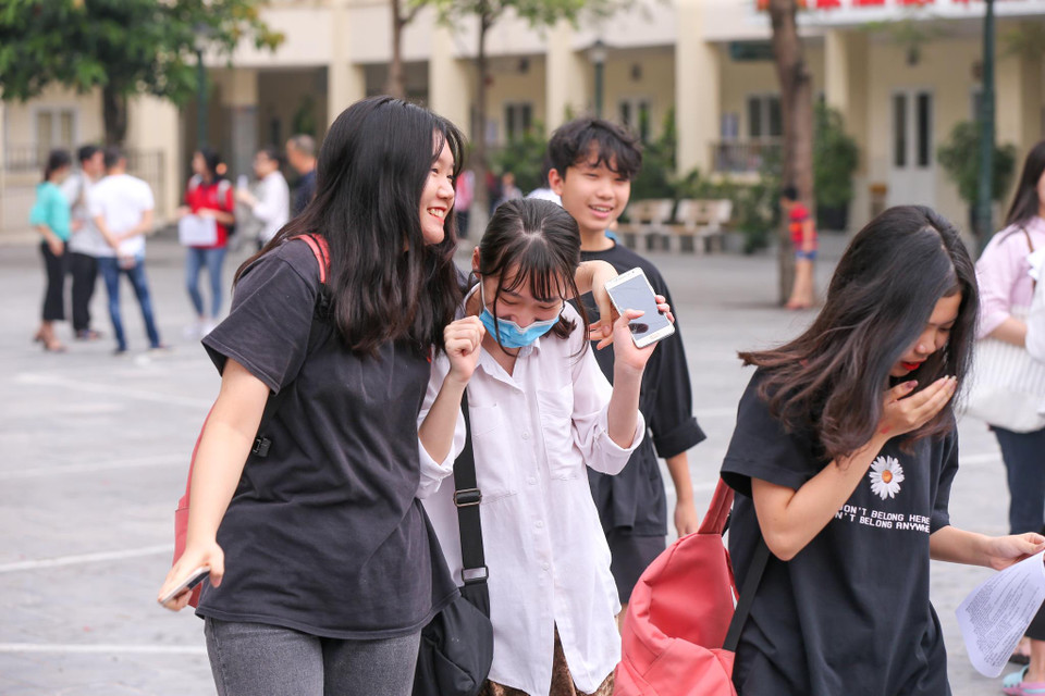 Em Trần Bình Minh, thí sinh tại điểm thi Trung học Cơ sở Dịch Vọng (Hà Nội) cho biết: 'Đề tiếng Anh so với năm trước dễ hơn rất nhiều, em chỉ mất khoảng 40-50 phút đã hoàn thành xong. Môn Sử năm nay cũng rất dễ vì nội dung bám rất sát những gì em đã ôn tập.'(Ảnh: Minh Sơn/Vietnam+)