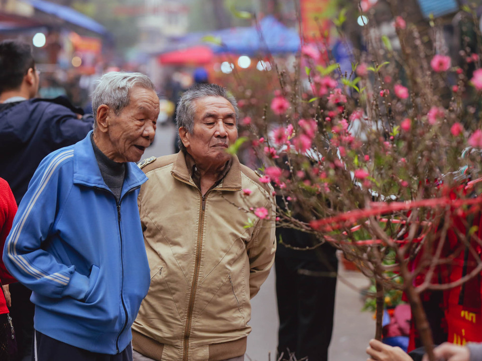 Tuy vậy, không ít các thế hệ người Hà Nội vẫn tìm về đây, vào những ngày cuối cùng của năm. (Ảnh: Minh Sơn/Vietnam+)