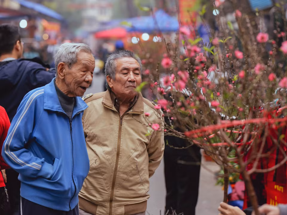 Tuy vậy, không ít các thế hệ người Hà Nội vẫn tìm về đây, vào những ngày cuối cùng của năm. (Ảnh: Minh Sơn/Vietnam+)