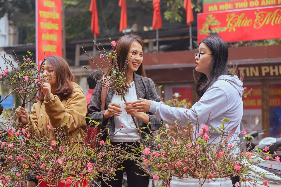 Họ tìm thấy giữa những hối hả, tấp nập là khoảng lặng, sự bình yên mà không phải phiên chợ nào cũng có. (Ảnh: Minh Sơn/Vietnam+)