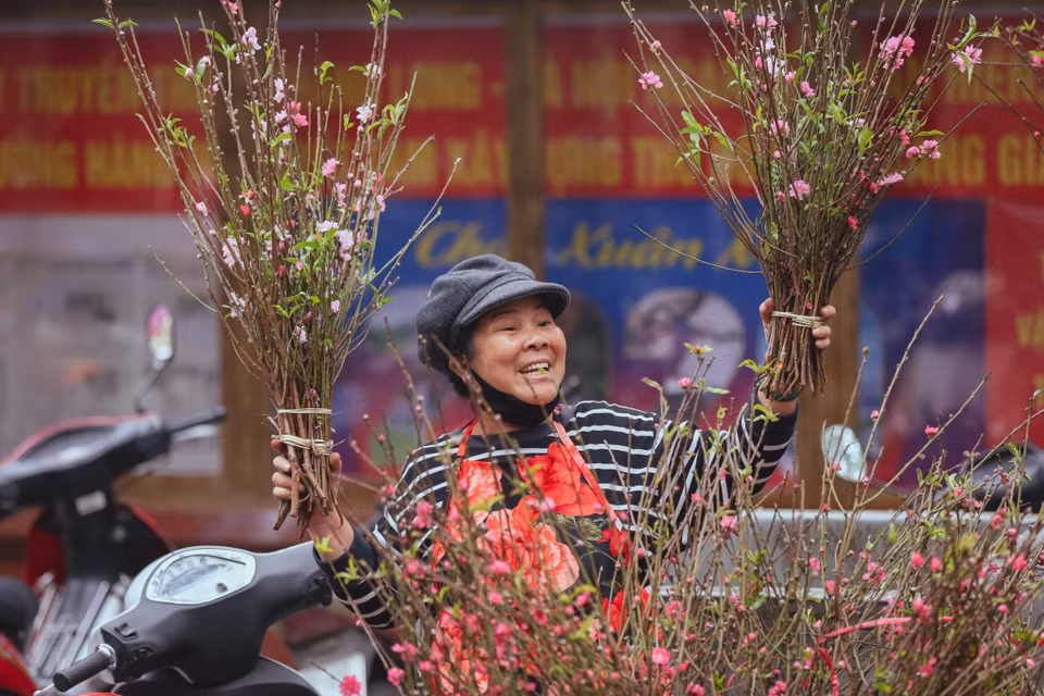 Điểm đặc biệt của Chợ hoa Tết truyền thống là chỉ họp một lần duy nhất trong năm, bắt đầu từ ngày 15 đến ngày 30 tháng Chạp. (Ảnh: Minh Sơn/Vietnam+)