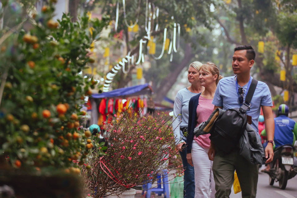 Thông qua hoạt động chợ hoa Tết truyền thống, Quận Hoàn Kiếm sẽ có dịp quảng bá, giới thiệu với khách du lịch trong và ngoài nước về Tết Nguyên đán cổ truyền, giới thiệu và trưng bày các sản phẩm truyền thống. (Ảnh: Minh Sơn/Vietnam+)