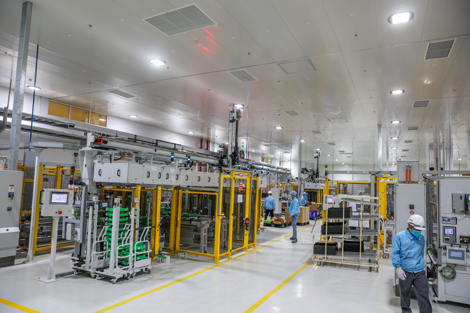 Quả pin hoàn thiện sẽ trải qua thêm các công đoạn như kiểm tra rò khí, an toàn, chức năng, đảm bảo khi kết nối vào xe sẽ đạt 100%. (Ảnh: Minh Sơn/Vietnam+)