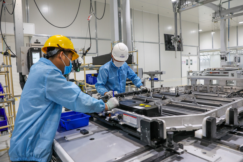 Theo VinFast, pin lithium-ion của VF e34 có dung lượng 42kW, đạt chuẩn chống nước IP67, chịu được ngập tới 1 mét trong 30 phút, cho quãng đường di chuyển 285km. (Ảnh: Minh Sơn/Vietnam+)