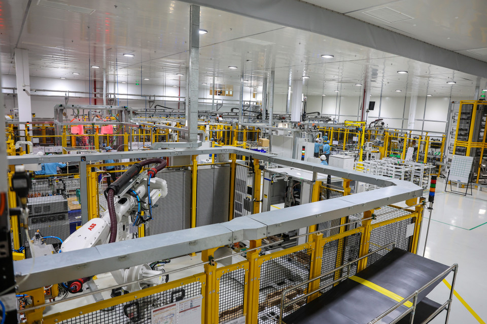 Được biết, VinFast đã hợp tác với nhiều đối tác nước ngoài để sở hữu công nghệ, tự sản xuất pin ngay tại Việt Nam, với dòng pin đạt tiêu chuẩn quốc tế. (Ảnh: Minh Sơn/Vietnam+)