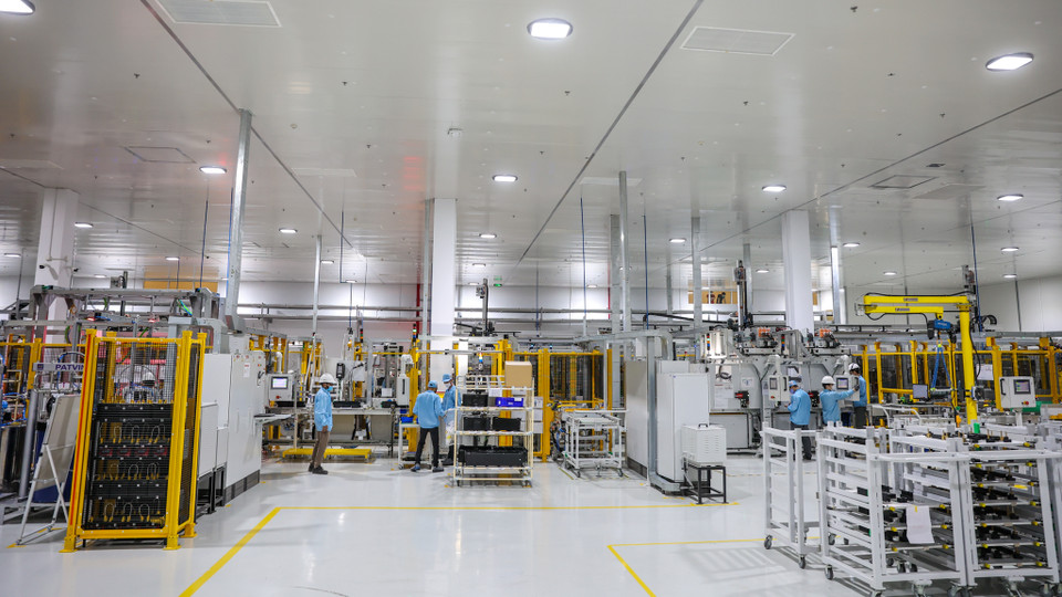 Không có quá nhiều công nhân trong nhà máy pin bởi hầu hết các công đoạn đều được làm tự động bằng robot, nhằm đảm bảo tính chính xác 100%. (Ảnh: Minh Sơn/Vietnam+)