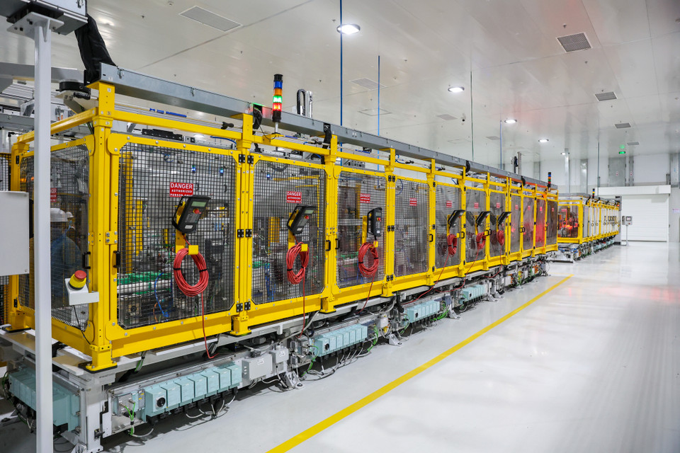 Trước khi đưa vào lắp ráp, toàn bộ cellpin được phân loại nhằm cân bằng điện áp của các quả cell pin nhỏ với nhau, tăng tuổi thọ cell pin. (Ảnh: Minh Sơn/Vietnam+)