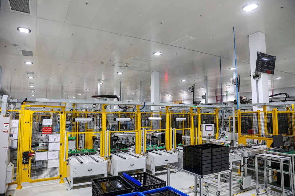 Tại đây, pack pin hoàn chỉnh được lắp ráp với những quy trình, kiểm định nghiêm ngặt. Các ống mát sẽ được kiểm tra rò khí, kiểm soát chống rò tuyệt đối. (Ảnh: Minh Sơn/Vietnam+)