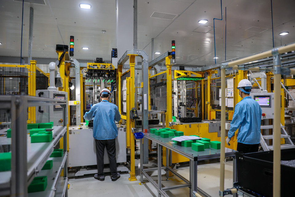 Với chế độ sạc thường, công suất sạc 3,3kW, sẽ mất khoảng 8-10 tiếng để sạc đầy pin. Với chế độ sạc nhanh, pin chỉ cần sạc 18 phút là đủ cung cấp năng lượng để di chuyển khoảng 180 km. (Ảnh: Minh Sơn/Vietnam+)