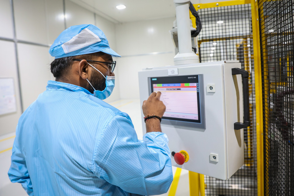 Các chuyên gia và công nhân sẽ liên tục giám sát và kiểm tra toàn bộ quy trình để phân loại, sản xuất pin. (Ảnh: Minh Sơn/Vietnam+)