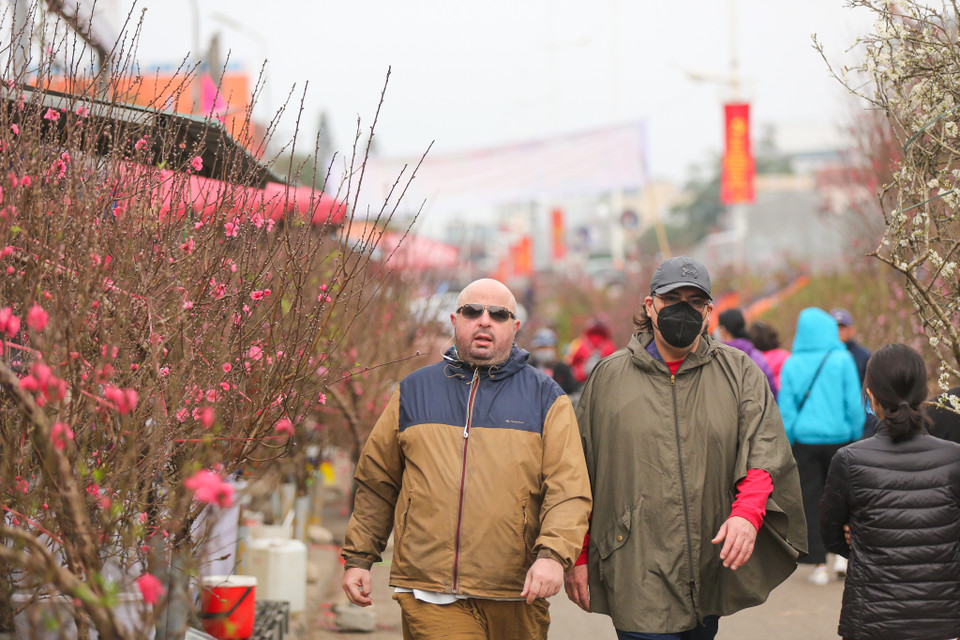 Dù ảnh hưởng bởi dịch COVID-19, chợ kém đông hơn bình thường nhưng du khách vẫn cảm nhận được sự nhộn nhịp, tấp nập. (Ảnh: Minh Sơn/Vietnam+)