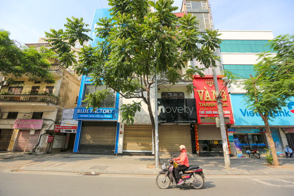 Trong khi đó, ghi nhận trong sáng 19/7, hàng loạt các cửa hàng kinh doanh các mặt hàng không thiết yếu đã đóng cửa. (Ảnh: Minh Sơn/Vietnam+)