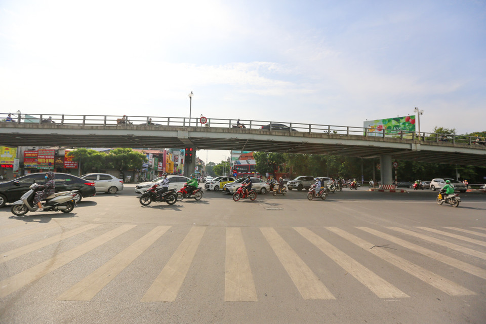 Ngã tư Thái Hà-Chùa Bộc vẫn đông người đi lại. (Ảnh: Minh Sơn/Vietnam+)