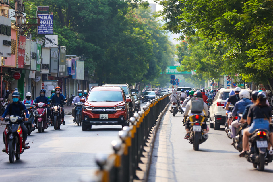 Một số tuyến phố khác thời điểm 9 giờ sáng vẫn tấp nập xe cộ qua lại. (Ảnh: Minh Sơn/Vietnam+)